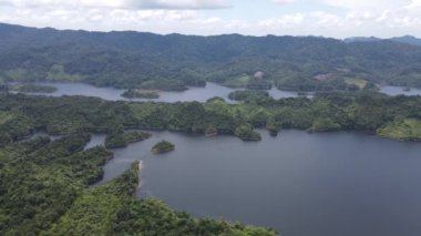 Milford Ses ve Kuşkulu Ses 'in Dağları ve Fiyortları, Yeni Zelanda. Bengoh Vadisi, Sarawak.