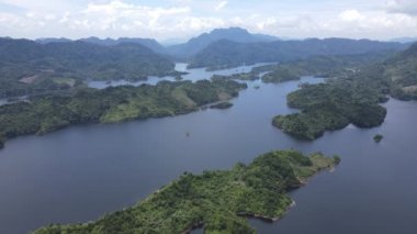 Milford Ses ve Kuşkulu Ses 'in Dağları ve Fiyortları, Yeni Zelanda. Bengoh Vadisi, Sarawak.