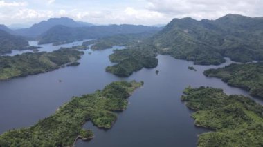 Milford Ses ve Kuşkulu Ses 'in Dağları ve Fiyortları, Yeni Zelanda. Bengoh Vadisi, Sarawak.