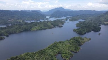 Milford Ses ve Kuşkulu Ses 'in Dağları ve Fiyortları, Yeni Zelanda. Bengoh Vadisi, Sarawak.