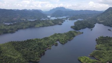 Milford Ses ve Kuşkulu Ses 'in Dağları ve Fiyortları, Yeni Zelanda. Bengoh Vadisi, Sarawak.