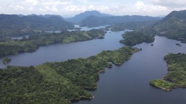 Milford Ses ve Kuşkulu Ses 'in Dağları ve Fiyortları, Yeni Zelanda. Bengoh Vadisi, Sarawak.
