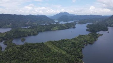 Milford Ses ve Kuşkulu Ses 'in Dağları ve Fiyortları, Yeni Zelanda. Bengoh Vadisi, Sarawak.