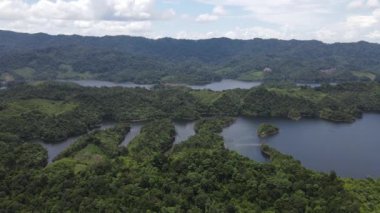 Milford Ses ve Kuşkulu Ses 'in Dağları ve Fiyortları, Yeni Zelanda. Bengoh Vadisi, Sarawak.