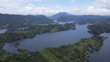 Milford Ses ve Kuşkulu Ses 'in Dağları ve Fiyortları, Yeni Zelanda. Bengoh Vadisi, Sarawak.