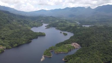 Milford Ses ve Kuşkulu Ses 'in Dağları ve Fiyortları, Yeni Zelanda. Bengoh Vadisi, Sarawak.