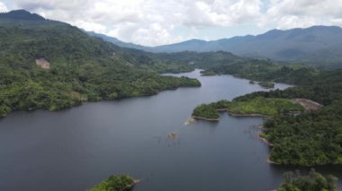 Milford Ses ve Kuşkulu Ses 'in Dağları ve Fiyortları, Yeni Zelanda. Bengoh Vadisi, Sarawak.