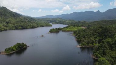 Milford Ses ve Kuşkulu Ses 'in Dağları ve Fiyortları, Yeni Zelanda. Bengoh Vadisi, Sarawak.