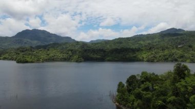 Milford Ses ve Kuşkulu Ses 'in Dağları ve Fiyortları, Yeni Zelanda. Bengoh Vadisi, Sarawak.