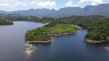 Milford Ses ve Kuşkulu Ses 'in Dağları ve Fiyortları, Yeni Zelanda. Bengoh Vadisi, Sarawak.