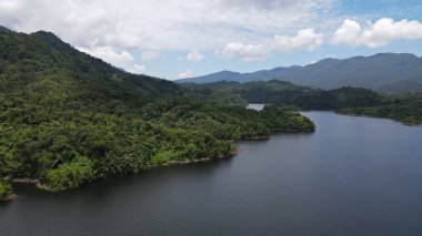 Milford Ses ve Kuşkulu Ses 'in Dağları ve Fiyortları, Yeni Zelanda. Bengoh Vadisi, Sarawak.