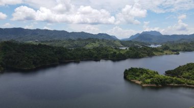 Milford Ses ve Kuşkulu Ses 'in Dağları ve Fiyortları, Yeni Zelanda. Bengoh Vadisi, Sarawak.