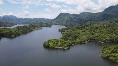 Milford Ses ve Kuşkulu Ses 'in Dağları ve Fiyortları, Yeni Zelanda. Bengoh Vadisi, Sarawak.