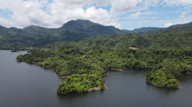 Milford Ses ve Kuşkulu Ses 'in Dağları ve Fiyortları, Yeni Zelanda. Bengoh Vadisi, Sarawak.