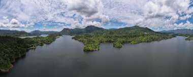 Milford Ses ve Kuşkulu Ses 'in Dağları ve Fiyortları, Yeni Zelanda. Bengoh Vadisi, Sarawak.