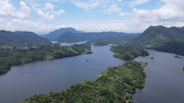 Milford Ses ve Kuşkulu Ses 'in Dağları ve Fiyortları, Yeni Zelanda. Bengoh Vadisi, Sarawak.