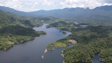 Milford Ses ve Kuşkulu Ses 'in Dağları ve Fiyortları, Yeni Zelanda. Bengoh Vadisi, Sarawak.