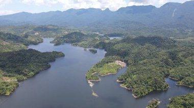 Milford Ses ve Kuşkulu Ses 'in Dağları ve Fiyortları, Yeni Zelanda. Bengoh Vadisi, Sarawak.