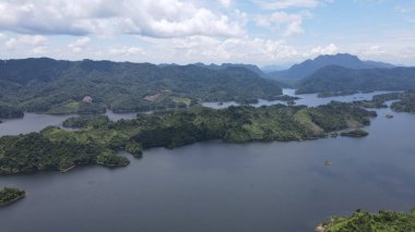 Milford Ses ve Kuşkulu Ses 'in Dağları ve Fiyortları, Yeni Zelanda. Bengoh Vadisi, Sarawak.