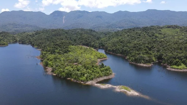 Milford Ses ve Kuşkulu Ses 'in Dağları ve Fiyortları, Yeni Zelanda. Bengoh Vadisi, Sarawak.