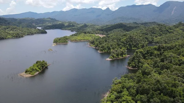 Milford Ses ve Kuşkulu Ses 'in Dağları ve Fiyortları, Yeni Zelanda. Bengoh Vadisi, Sarawak.