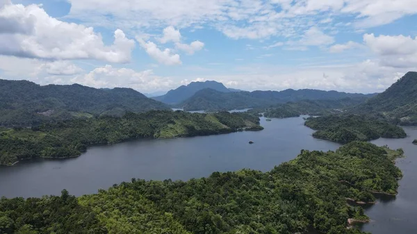 Milford Ses ve Kuşkulu Ses 'in Dağları ve Fiyortları, Yeni Zelanda. Bengoh Vadisi, Sarawak.