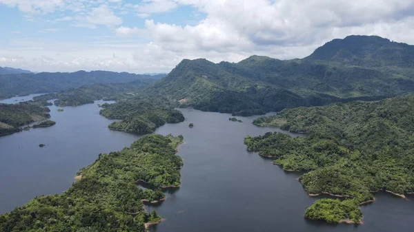 Milford Ses ve Kuşkulu Ses 'in Dağları ve Fiyortları, Yeni Zelanda. Bengoh Vadisi, Sarawak.