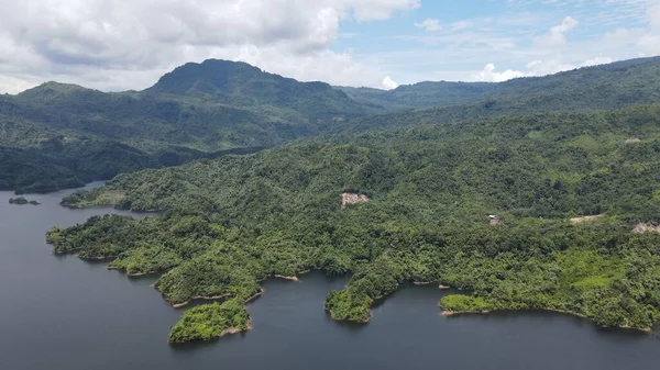 Milford Ses ve Kuşkulu Ses 'in Dağları ve Fiyortları, Yeni Zelanda. Bengoh Vadisi, Sarawak.