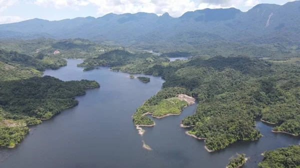 Milford Ses ve Kuşkulu Ses 'in Dağları ve Fiyortları, Yeni Zelanda. Bengoh Vadisi, Sarawak.