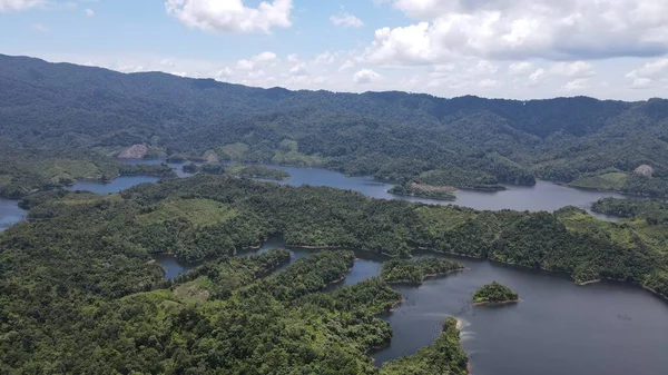 Milford Ses ve Kuşkulu Ses 'in Dağları ve Fiyortları, Yeni Zelanda. Bengoh Vadisi, Sarawak.