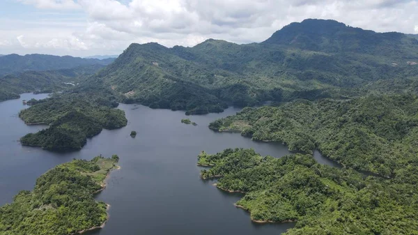 Milford Ses ve Kuşkulu Ses 'in Dağları ve Fiyortları, Yeni Zelanda. Bengoh Vadisi, Sarawak.