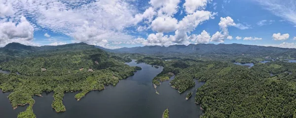 Milford Ses ve Kuşkulu Ses 'in Dağları ve Fiyortları, Yeni Zelanda. Bengoh Vadisi, Sarawak.