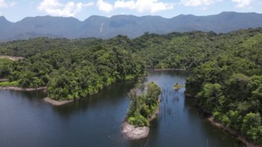 Milford Ses ve Kuşkulu Ses 'in Dağları ve Fiyortları, Yeni Zelanda. Bengoh Vadisi, Sarawak.
