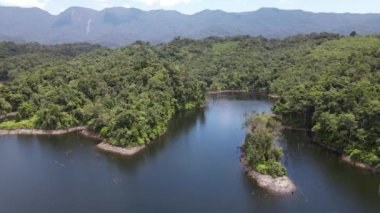 Milford Ses ve Kuşkulu Ses 'in Dağları ve Fiyortları, Yeni Zelanda. Bengoh Vadisi, Sarawak.