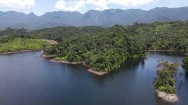 Milford Ses ve Kuşkulu Ses 'in Dağları ve Fiyortları, Yeni Zelanda. Bengoh Vadisi, Sarawak.