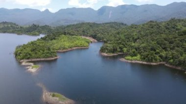 Milford Ses ve Kuşkulu Ses 'in Dağları ve Fiyortları, Yeni Zelanda. Bengoh Vadisi, Sarawak.