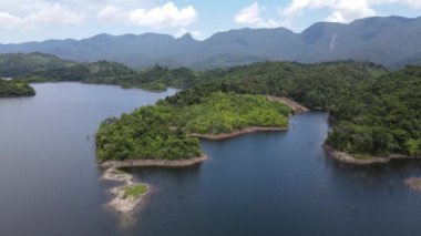 Milford Ses ve Kuşkulu Ses 'in Dağları ve Fiyortları, Yeni Zelanda. Bengoh Vadisi, Sarawak.