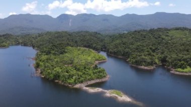 Milford Ses ve Kuşkulu Ses 'in Dağları ve Fiyortları, Yeni Zelanda. Bengoh Vadisi, Sarawak.