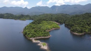 Milford Ses ve Kuşkulu Ses 'in Dağları ve Fiyortları, Yeni Zelanda. Bengoh Vadisi, Sarawak.