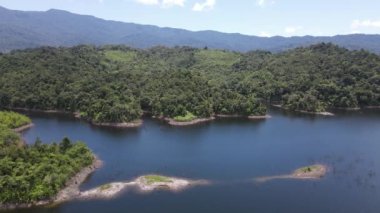 Milford Ses ve Kuşkulu Ses 'in Dağları ve Fiyortları, Yeni Zelanda. Bengoh Vadisi, Sarawak.