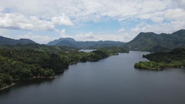 Milford Ses ve Kuşkulu Ses 'in Dağları ve Fiyortları, Yeni Zelanda. Bengoh Vadisi, Sarawak.