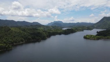 Milford Ses ve Kuşkulu Ses 'in Dağları ve Fiyortları, Yeni Zelanda. Bengoh Vadisi, Sarawak.