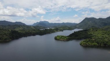 Milford Ses ve Kuşkulu Ses 'in Dağları ve Fiyortları, Yeni Zelanda. Bengoh Vadisi, Sarawak.