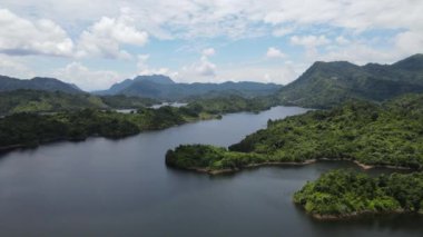 Milford Ses ve Kuşkulu Ses 'in Dağları ve Fiyortları, Yeni Zelanda. Bengoh Vadisi, Sarawak.