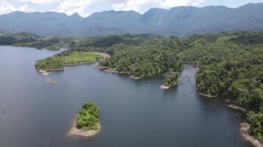 Milford Ses ve Kuşkulu Ses 'in Dağları ve Fiyortları, Yeni Zelanda. Bengoh Vadisi, Sarawak.