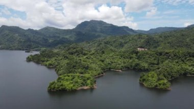 Milford Ses ve Kuşkulu Ses 'in Dağları ve Fiyortları, Yeni Zelanda. Bengoh Vadisi, Sarawak.