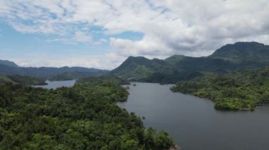 Milford Ses ve Kuşkulu Ses 'in Dağları ve Fiyortları, Yeni Zelanda. Bengoh Vadisi, Sarawak.