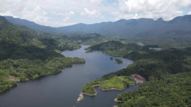 Milford Ses ve Kuşkulu Ses 'in Dağları ve Fiyortları, Yeni Zelanda. Bengoh Vadisi, Sarawak.