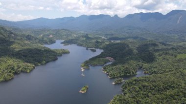 Milford Ses ve Kuşkulu Ses 'in Dağları ve Fiyortları, Yeni Zelanda. Bengoh Vadisi, Sarawak.