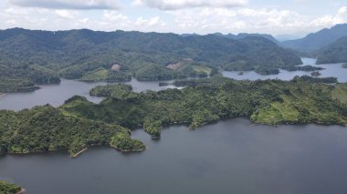 Milford Ses ve Kuşkulu Ses 'in Dağları ve Fiyortları, Yeni Zelanda. Bengoh Vadisi, Sarawak.